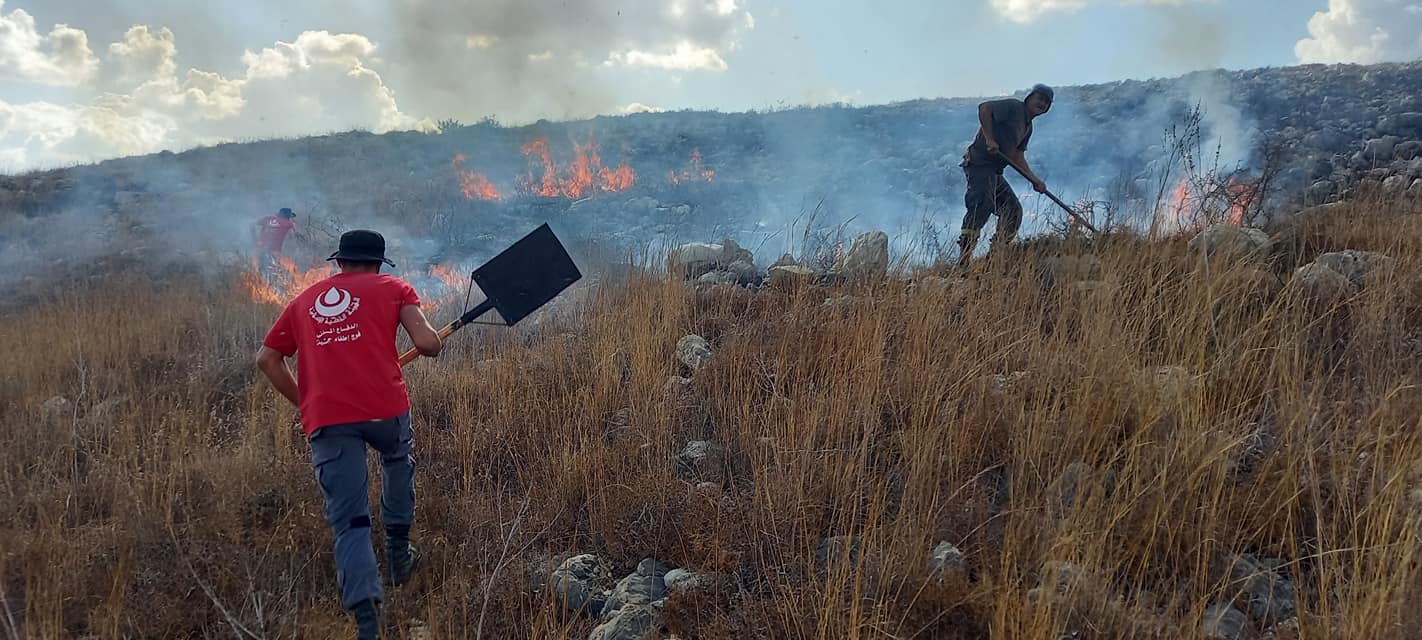 بالصور: فرق الإطفاء تخمد حريق كبير بين بلدتي كفرصير-وصير الغربية.