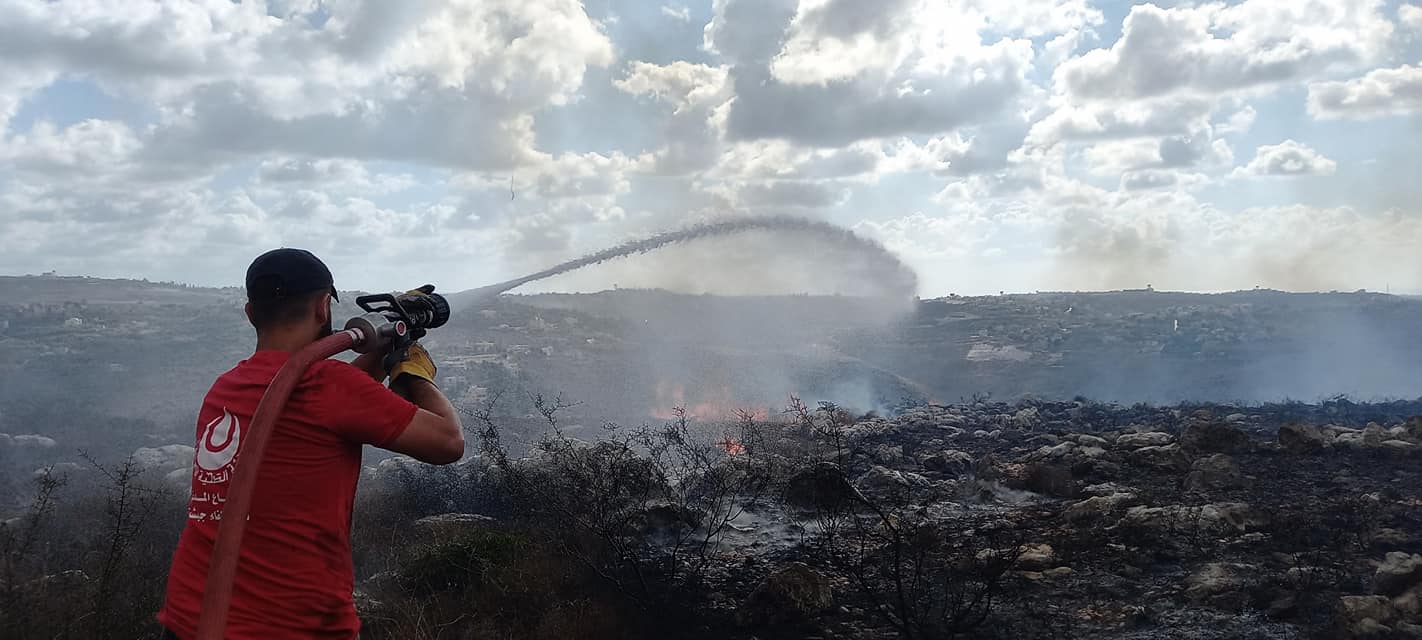 بالصور: فرق الإطفاء تخمد حريق كبير بين بلدتي كفرصير-وصير الغربية.