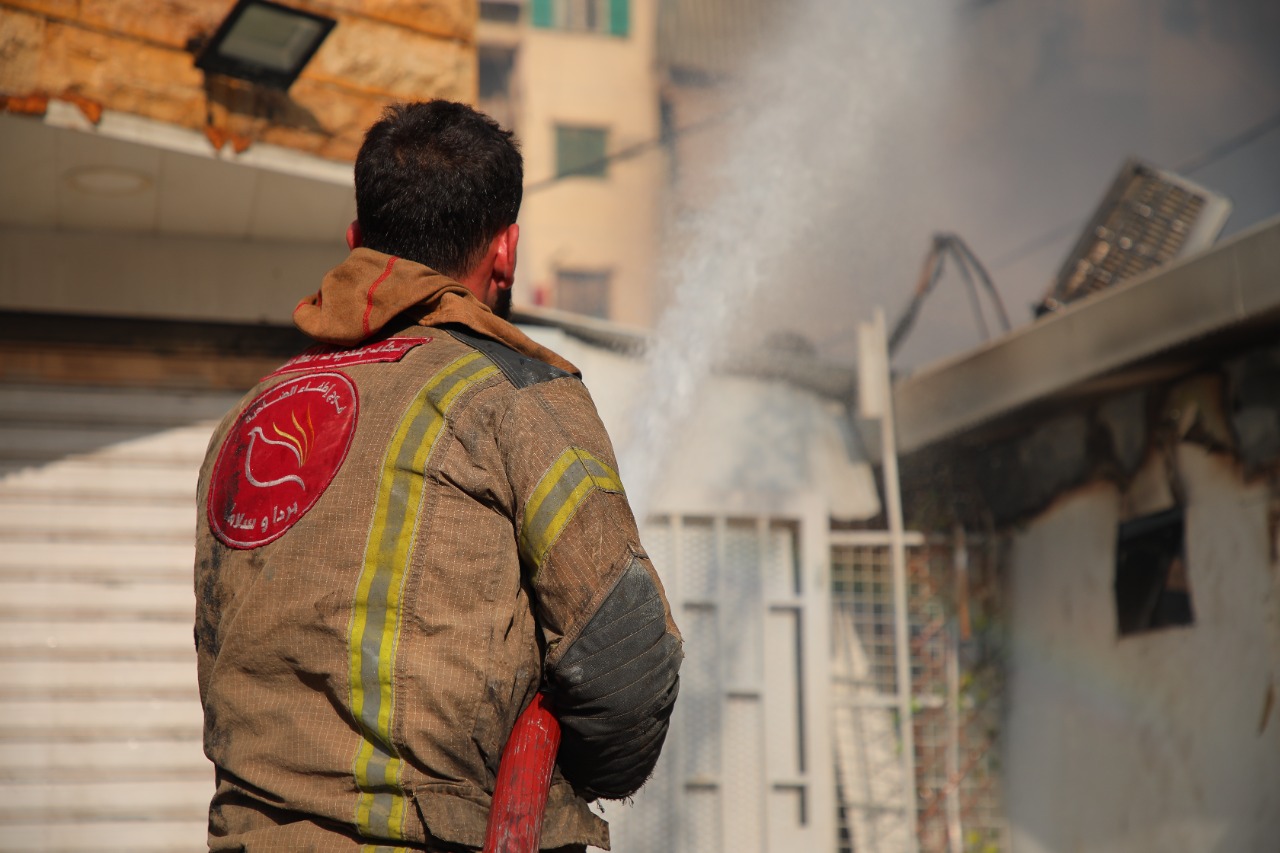 بالصور: فوج اطفاء الضاحية يخمد حريقاً في مطعم بالمشرفية 