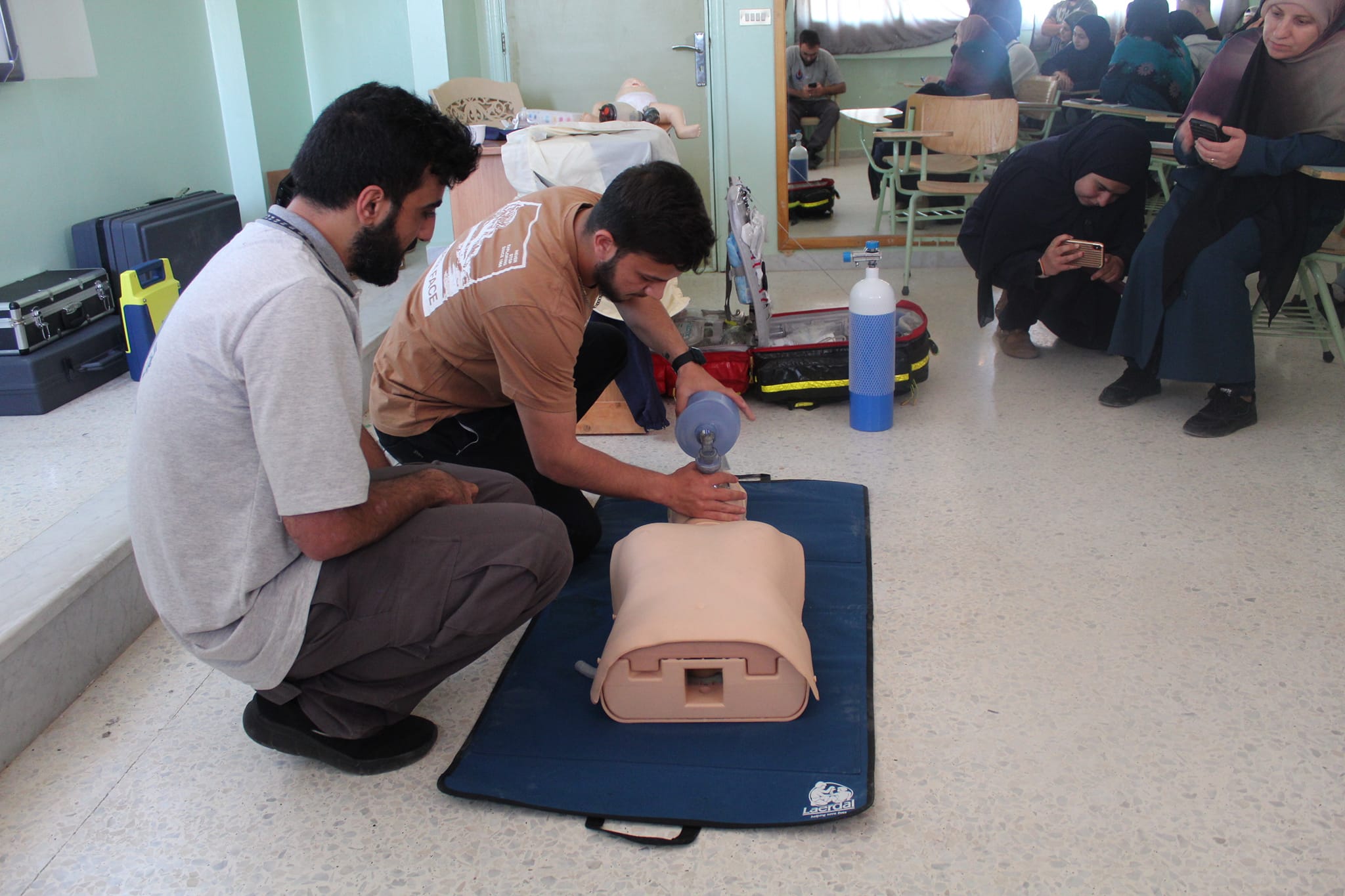 دورة اسعافات أولية (CPR) لطلاب معهد السيد عباس الموسوي في البقاع 