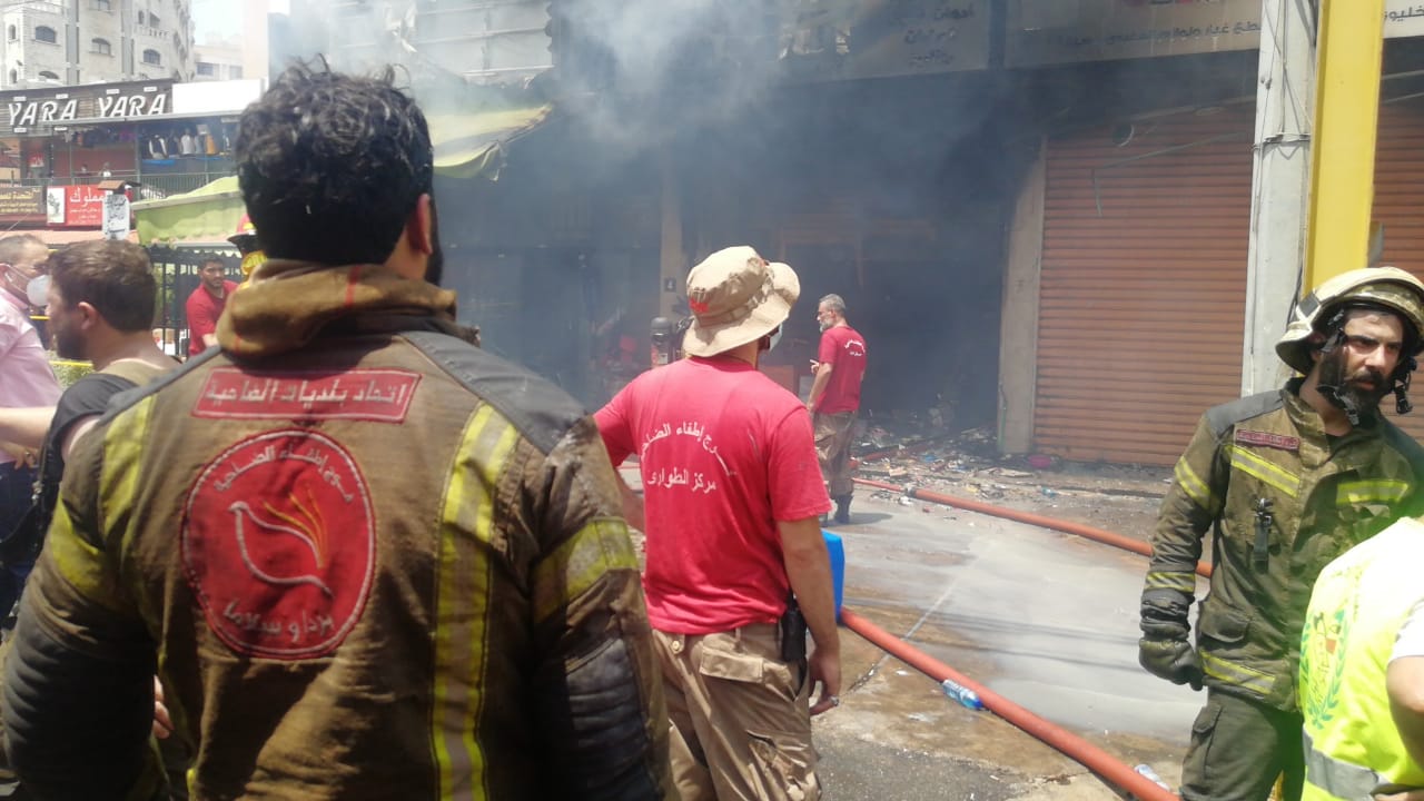 بالصور : فوج اطفاء الضاحية يتصدى لحريق ضخم في منطقة بئر حسن - الرحاب