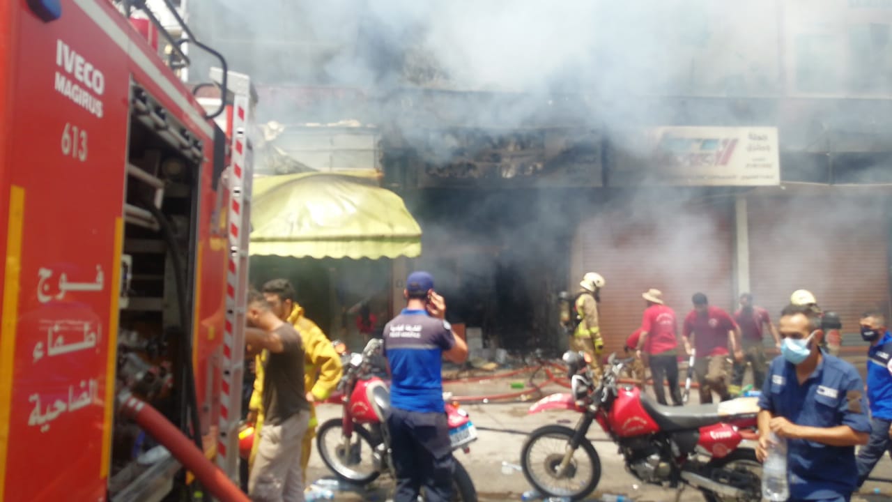 بالصور : فوج اطفاء الضاحية يتصدى لحريق ضخم في منطقة بئر حسن - الرحاب
