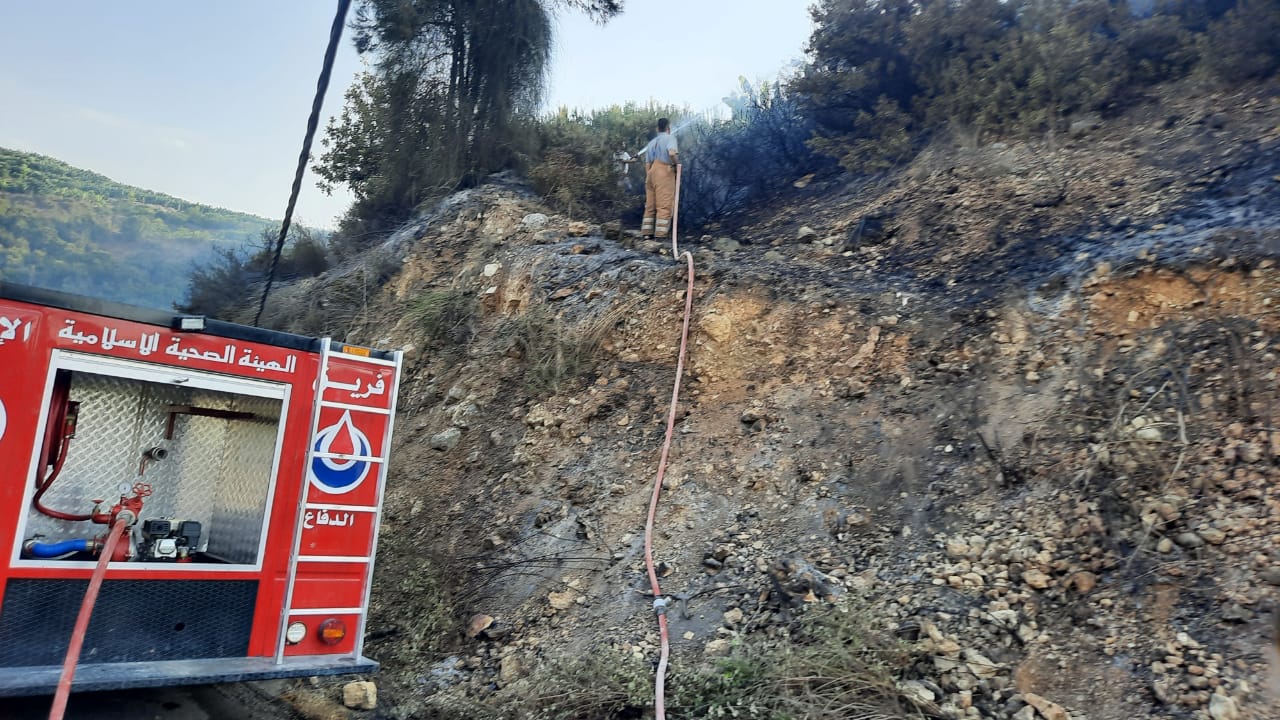 عناصر مركز رسم الحدث يخمدون عدد من الحرائق في في بلدة حربتا ووادي فعرا