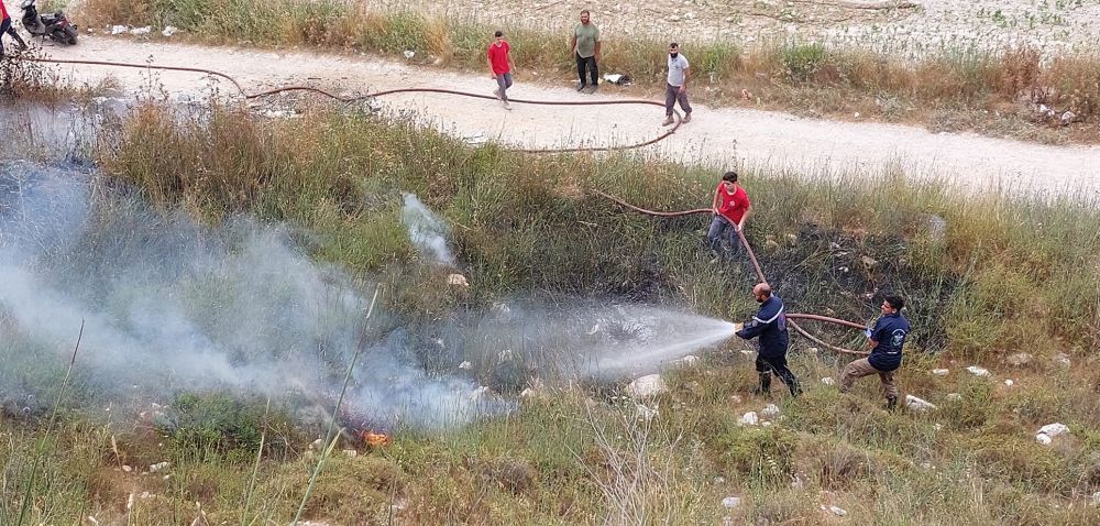 الدفاع المدني يخمد حريق اعشاب في جبشيت