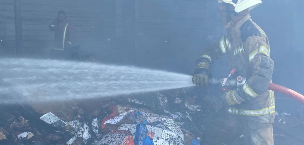 فوج اطفاء الضاحية يخمد حريقاً ضخماً في الشويفات