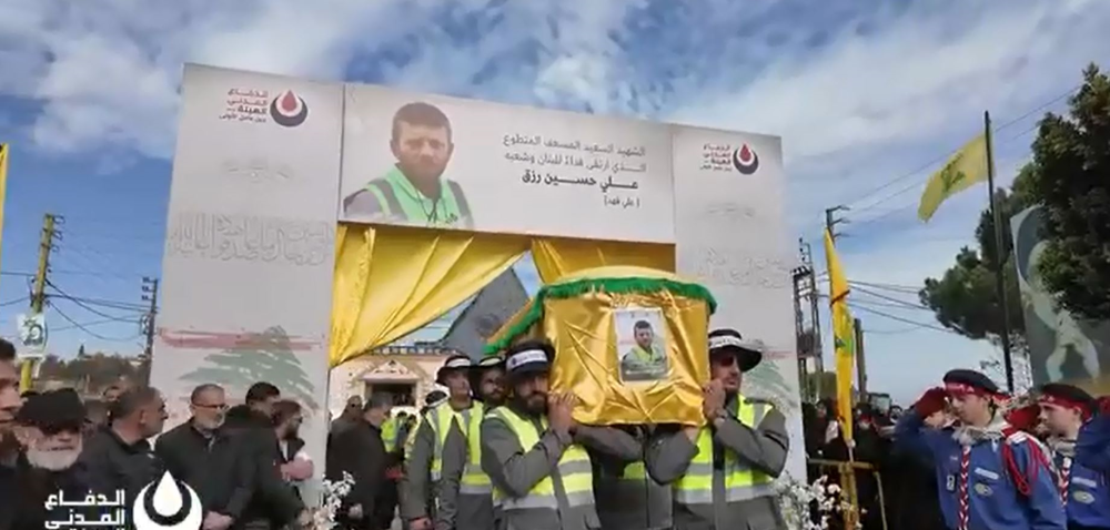 بالفيديو: بموكبٍ مهيب.. الدفاع المدني في جبل عامل يشيّع الشهيد المسعف علي حسين رزق