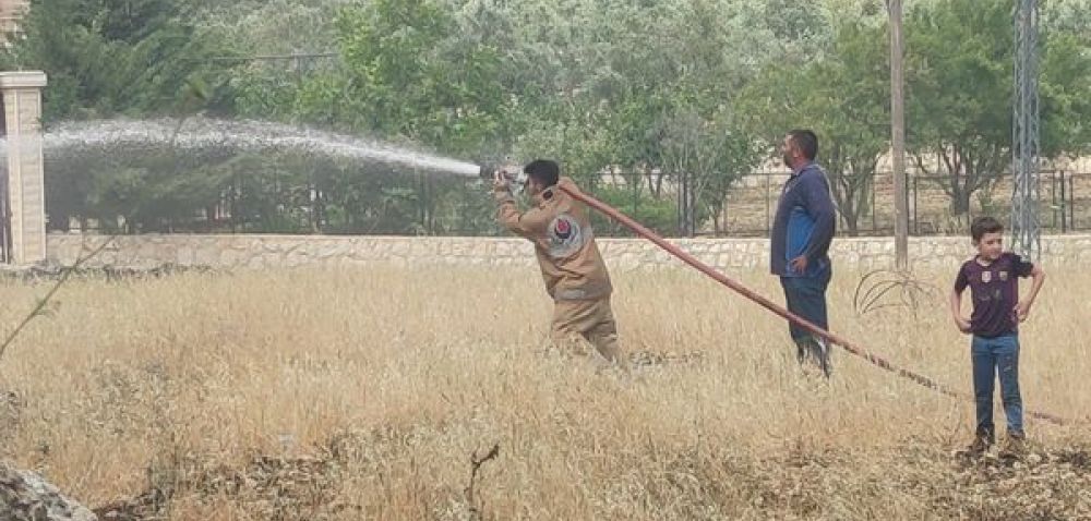 الدفاع المدني يسيطر على حريق أعشاب في بلدة كفرحونة 