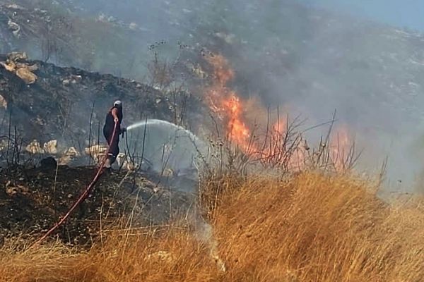 بالصور: اخماد حريق بين بلدة قانا و بلدة مزرعة مشرف