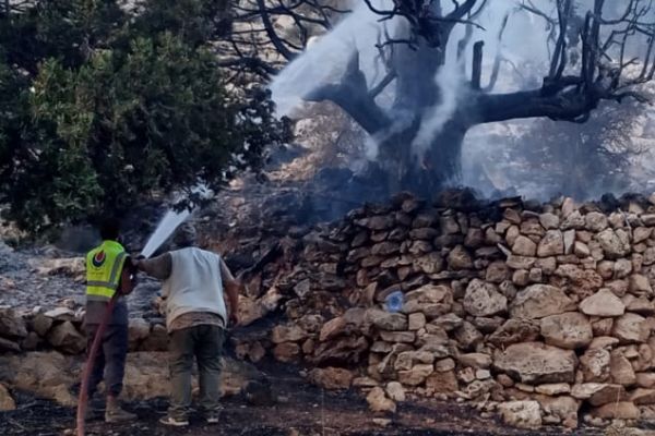 بالصور: عناصر من مركز رسم الحدث يخمدون عدداً من الحرائق في في بلدة حربتا ووادي فعرا