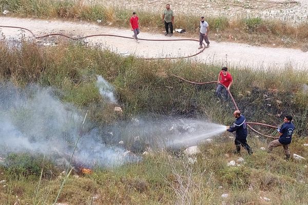 الدفاع المدني يخمد حريق اعشاب في جبشيت