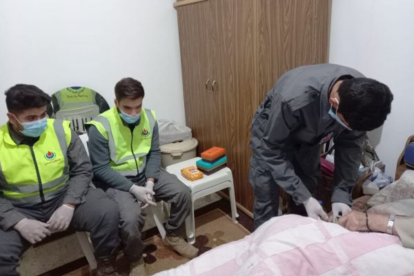 فريق من المسعفين يجول على عدد من المصابين بفيروس كورونا في بلدة قلاويه