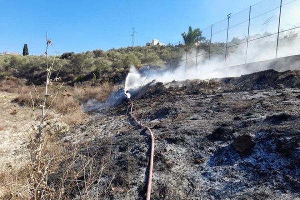 الدفاع المدني يخمد حريقاً في بلدة جويا 