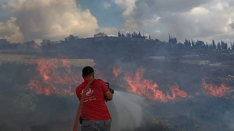 بالصور: فرق الإطفاء تخمد حريقاً كبيراً بين بلدتي كفرصير-وصير الغربية