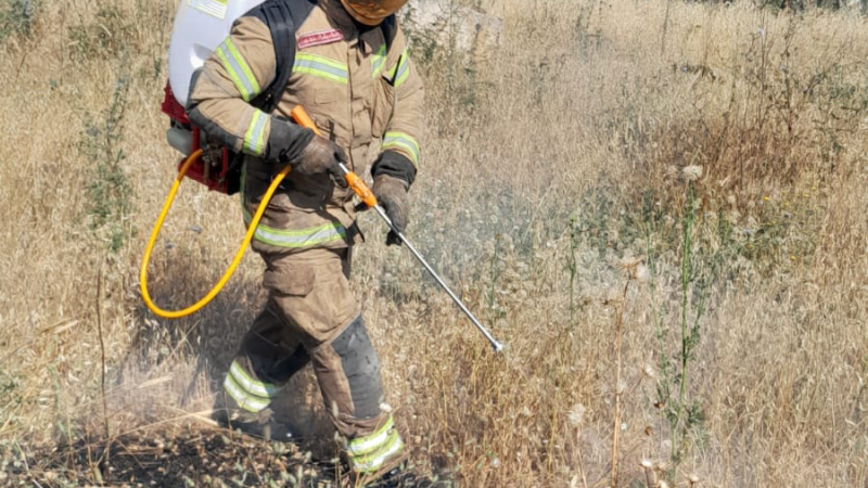 فوج إطفاء بنت جبيل يخمد حريقًا في بنت جبيل 