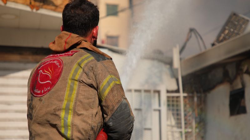 بالصور: فوج اطفاء الضاحية يخمد حريقاً في مطعم بالمشرفية 