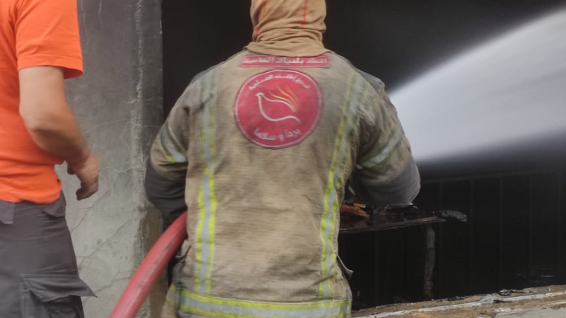 فوج إطفاء الضاحية: عملية اخماد الحريق في مستودع الشويفات لازالت مستمرة