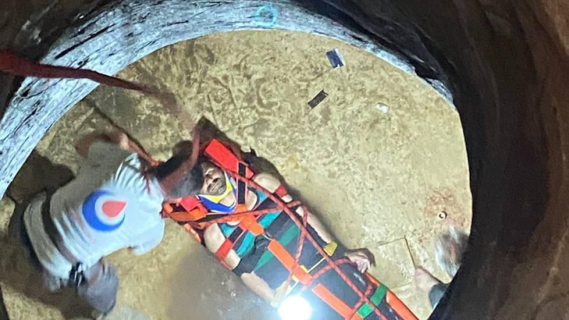 بالصور: الدفاع المدني ينقذ شاب سقط في بئر على عمق 13 مترًا