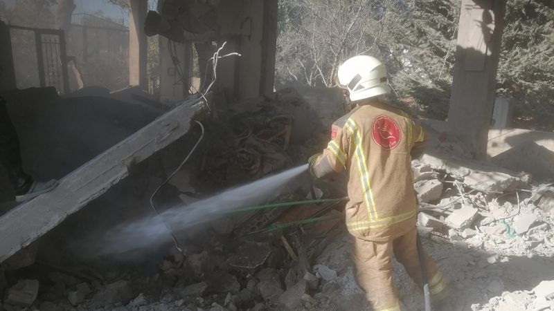 فوج إطفاء بنت جبيل يخمد حريق منزل في مدينة بنت جبيل اثر استهدافه بغارة صهيونية