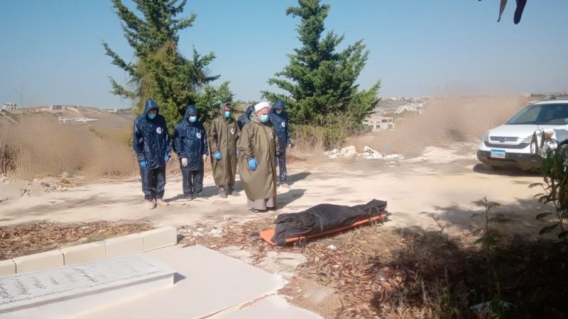  بالصور: دفن حالة وفاة جراء فيروس كورونا في منطقة رشكنانيه في قضاء صور