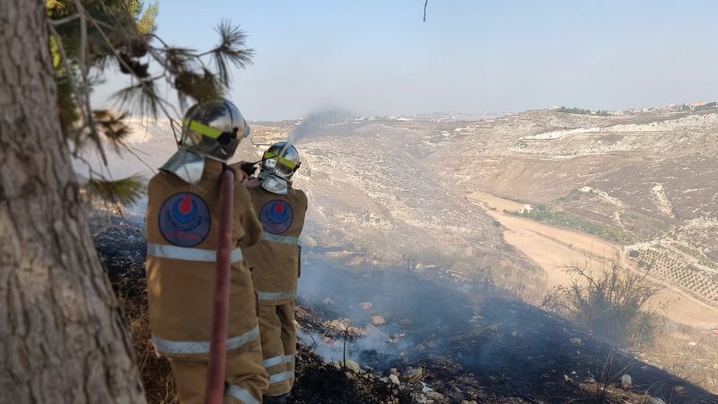 الدفاع المدني يخمد حريق اعشاب في عيتيت 
