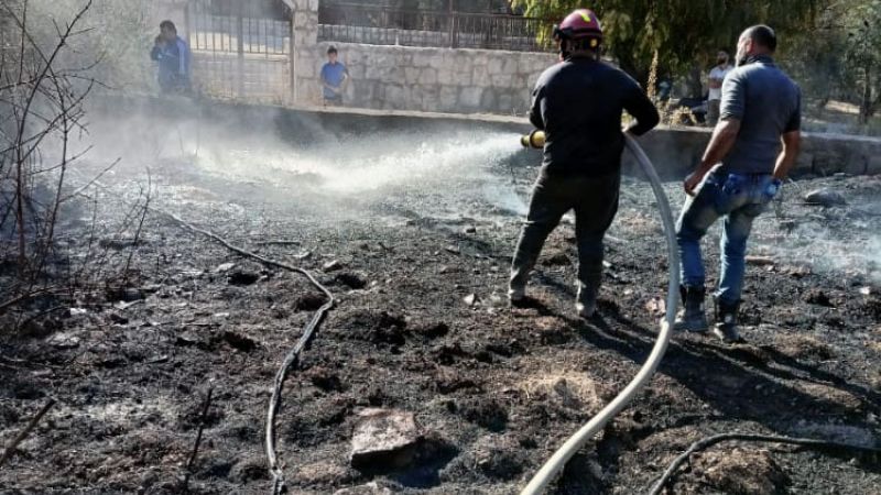 الدفاع المدني يخمد حريق اعشاب في بلدة طيرفلسيه