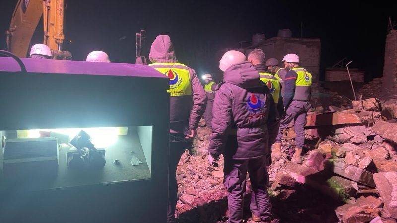 الدفاع المدني - الهيئة يسحب 3 جثامين لـ 3 شهداء سقطوا في المبنى الذي تم استهدافه ببلدة مروحين الجنوبية
