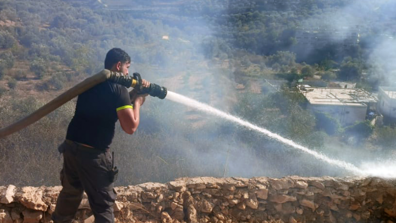 الدفاع المدني يخمد حريق اعشاب في بلدة الحلوسيه