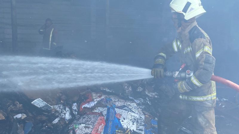فوج اطفاء الضاحية يخمد حريقاً ضخماً في الشويفات