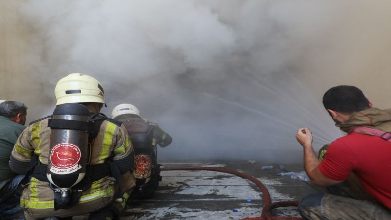 بالصور: جهود هائلة يبذلها فوج إطفاء الضاحية في مكافحة الحريق على طريق المطار