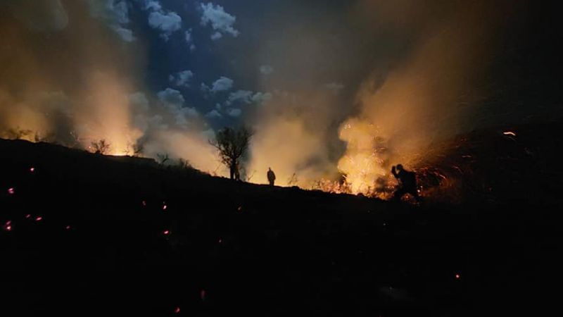 بالصور: الدفاع المدني يخمد ليلاً  حريق أعشاب وأشجار في جبال بلدة زوطر