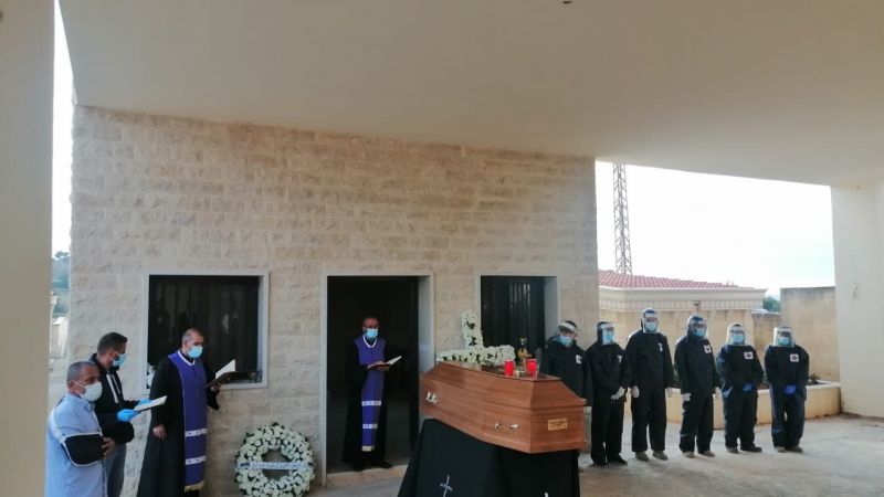  بالصور: دفن حالة وفاة جراء فيروس كورونا في منطقة إبل قضاء بنت جبيل
