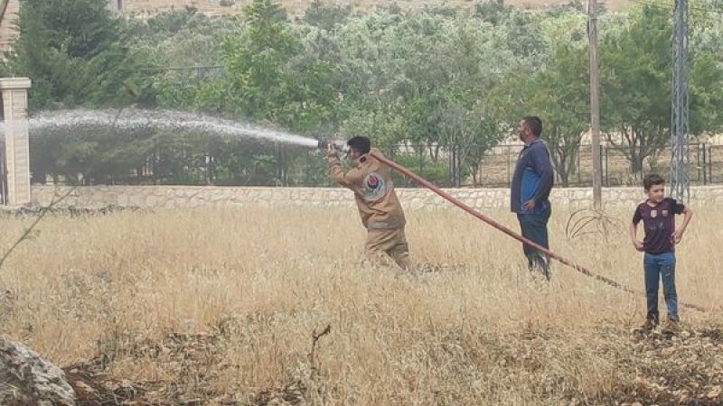 الدفاع المدني يسيطر على حريق أعشاب في بلدة كفرحونة 