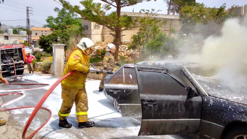 فوج إطفاء اتحاد بلديات قضاء بنت جبيل يخمد حريق سيارة في برعشيت 
