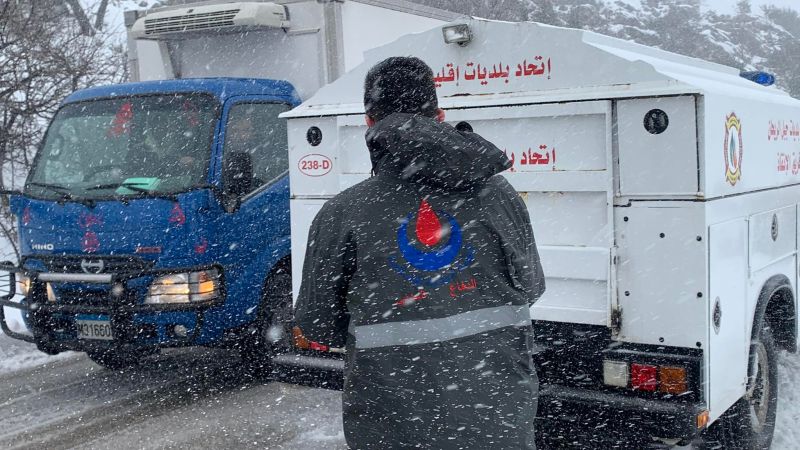 ​​​​​​​بالصور: فريق كفرحونة التطوعي يتمكن من سحب العشرات من السيارات العالقة في الثلوج 