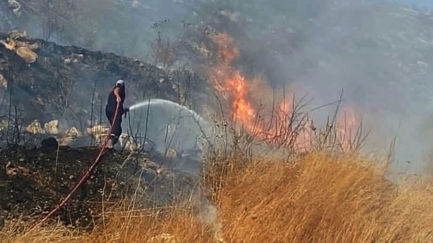 بالصور: اخماد حريق بين بلدة قانا و بلدة مزرعة مشرف