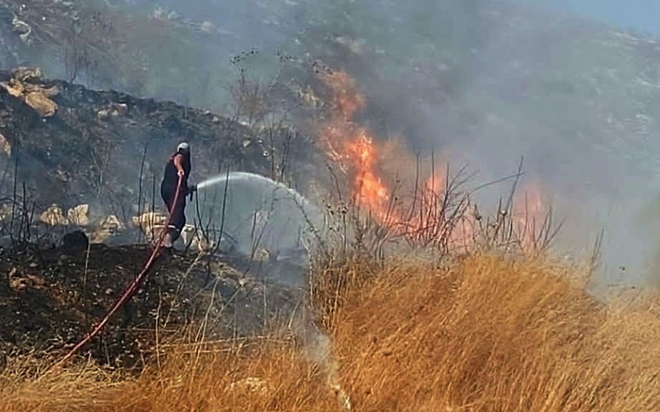 بالصور: اخماد حريق بين بلدة قانا و بلدة مزرعة مشرف