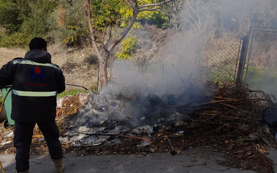 الدفاع المدني يخمد حريق اعشاب في بلدة دير قانون النهر 