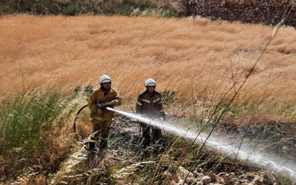 فوج إطفاء بنت جبيل يخمد حريقًا في بلدة عيترون 