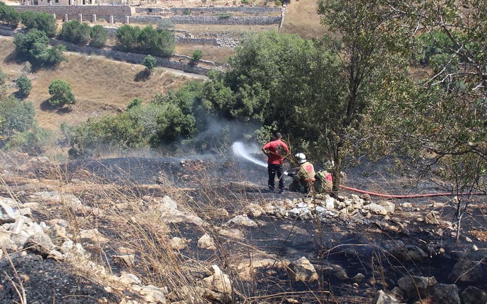 فوج اطفاء اتحاد بلديات قضاء بنت جبيل يخمد حريقاً في بلدة شقرا ودوبية 