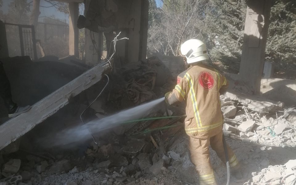 فوج إطفاء بنت جبيل يخمد حريق منزل في مدينة بنت جبيل اثر استهدافه بغارة صهيونية