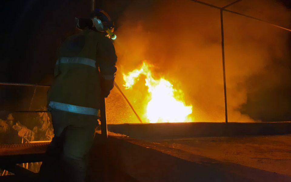 بالصور: اخماد حريق خزان لمادة المازوت في بلدة العباسية 