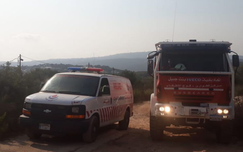 الفرق الاسعافية تواكب افواج الاطفاء على الحدود اللبنانية