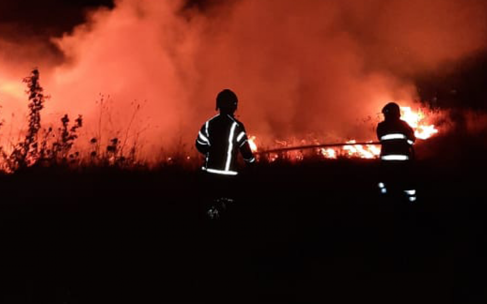 فوج إطفاء بنت جبيل يخمد حريقاً في بلدة عيترون