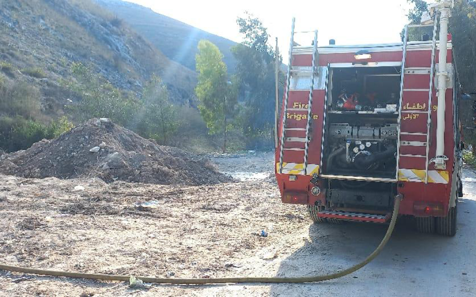 الدفاع المدني يخمد حريق اعشاب في بلدة ديرقانون النهر