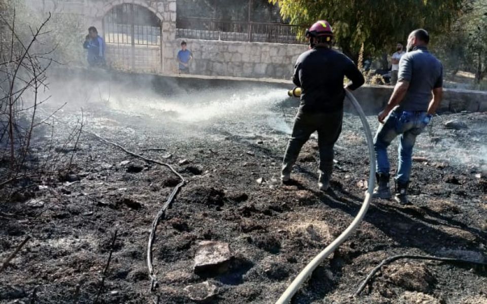 الدفاع المدني يخمد حريق اعشاب في بلدة طيرفلسيه