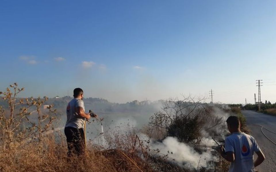 إطفاء حريق أعشاب اندلع في منطقة قدموس - العباسية