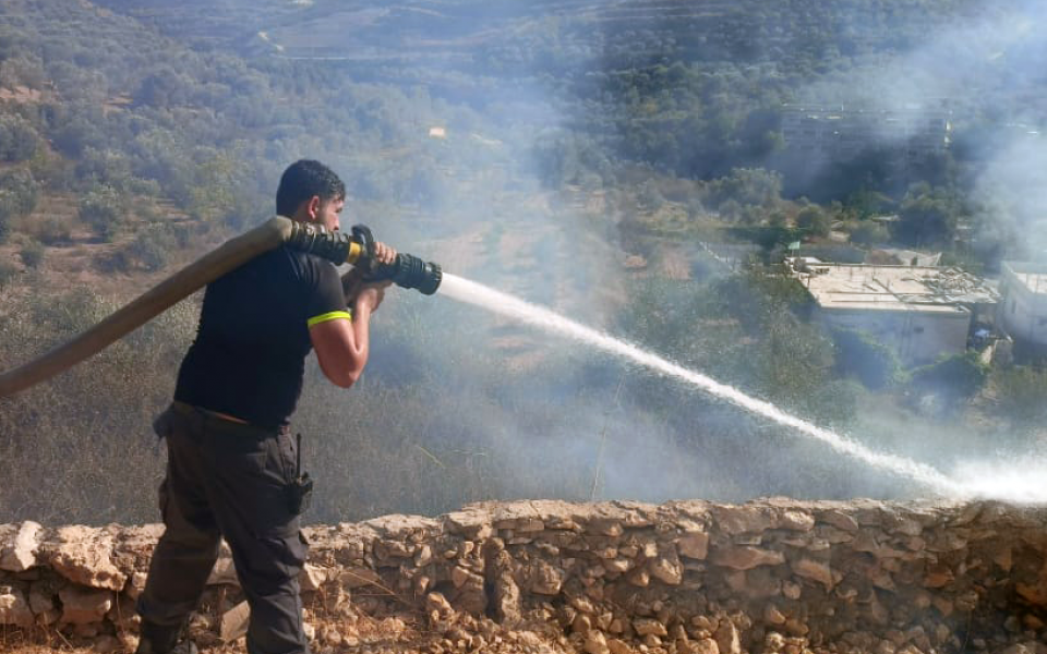 الدفاع المدني يخمد حريق اعشاب في بلدة الحلوسيه