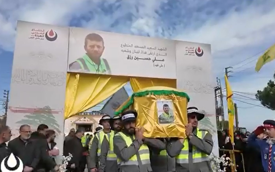 بالفيديو: بموكبٍ مهيب.. الدفاع المدني في جبل عامل يشيّع الشهيد المسعف علي حسين رزق