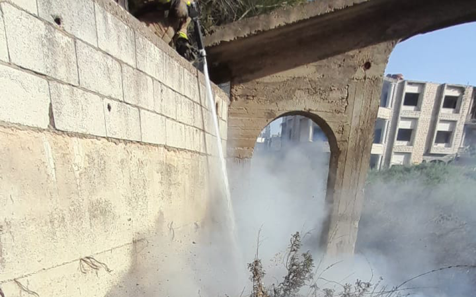 فوج إطفاء بنت جبيل يخمد حريقًا في بلدة صربّين