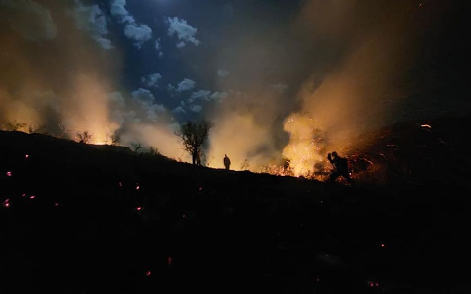 بالصور: الدفاع المدني يخمد ليلاً  حريق أعشاب وأشجار في جبال بلدة زوطر